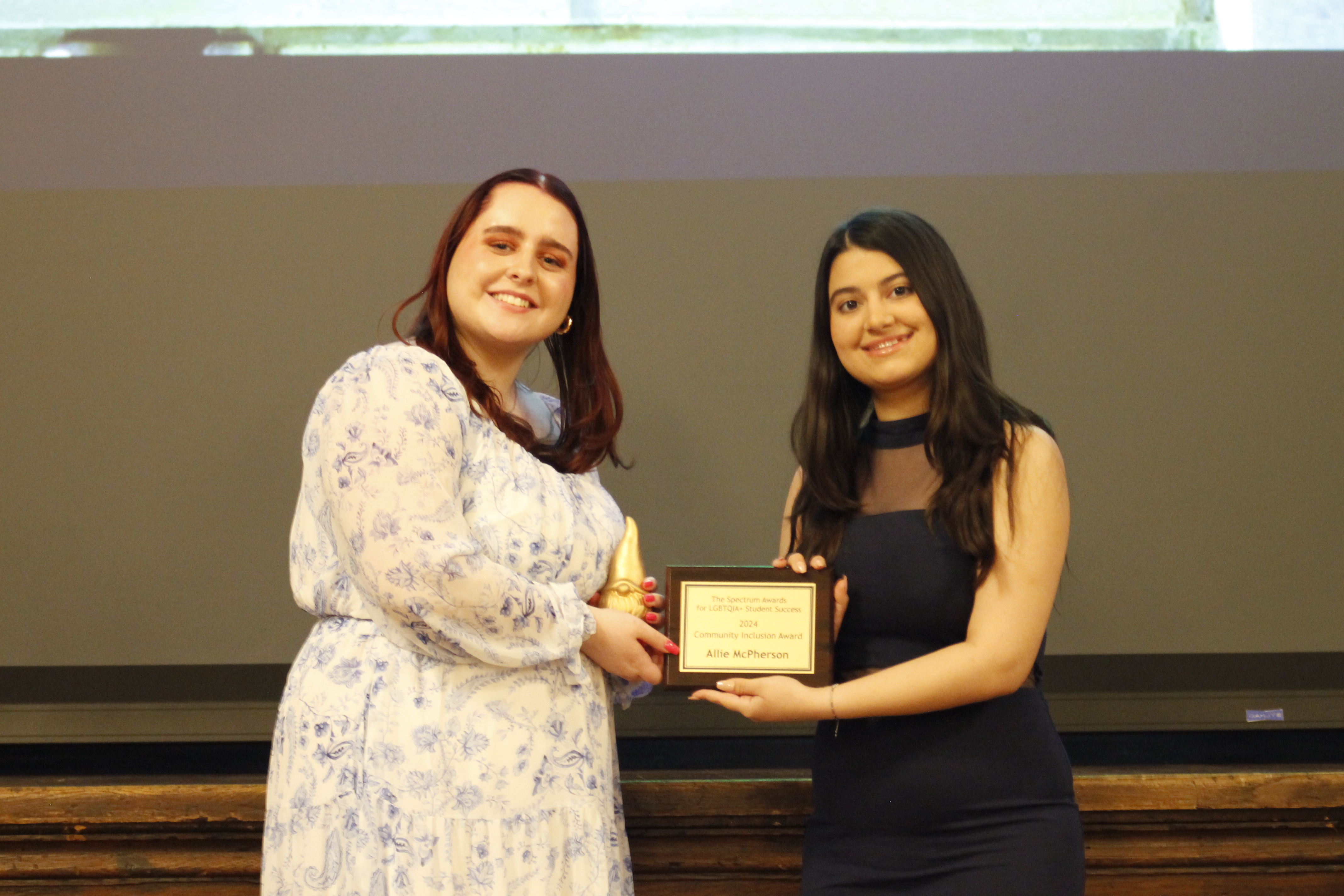 Vasudha Arora presenting award to Allie McPherson 